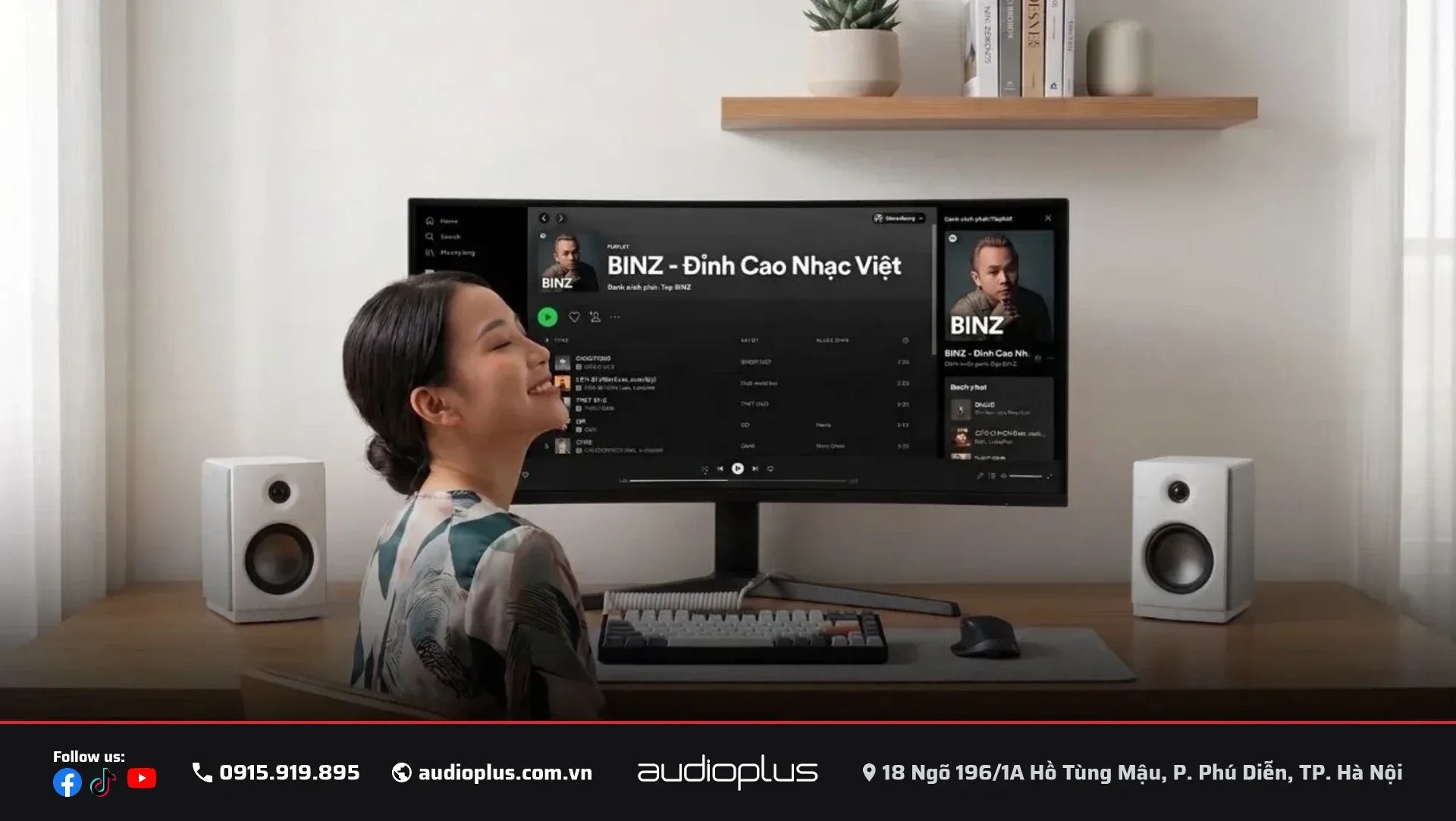 Đôi loa SWAN OS-10 màu trắng đặt hai bên màn hình ultrawide trên bàn làm việc, đang phát nhạc.