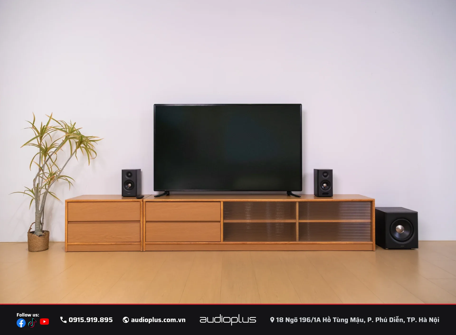 Loa bookshelf EDIFIER S355DB đặt cạnh TV trên kệ tủ gỗ phòng khách