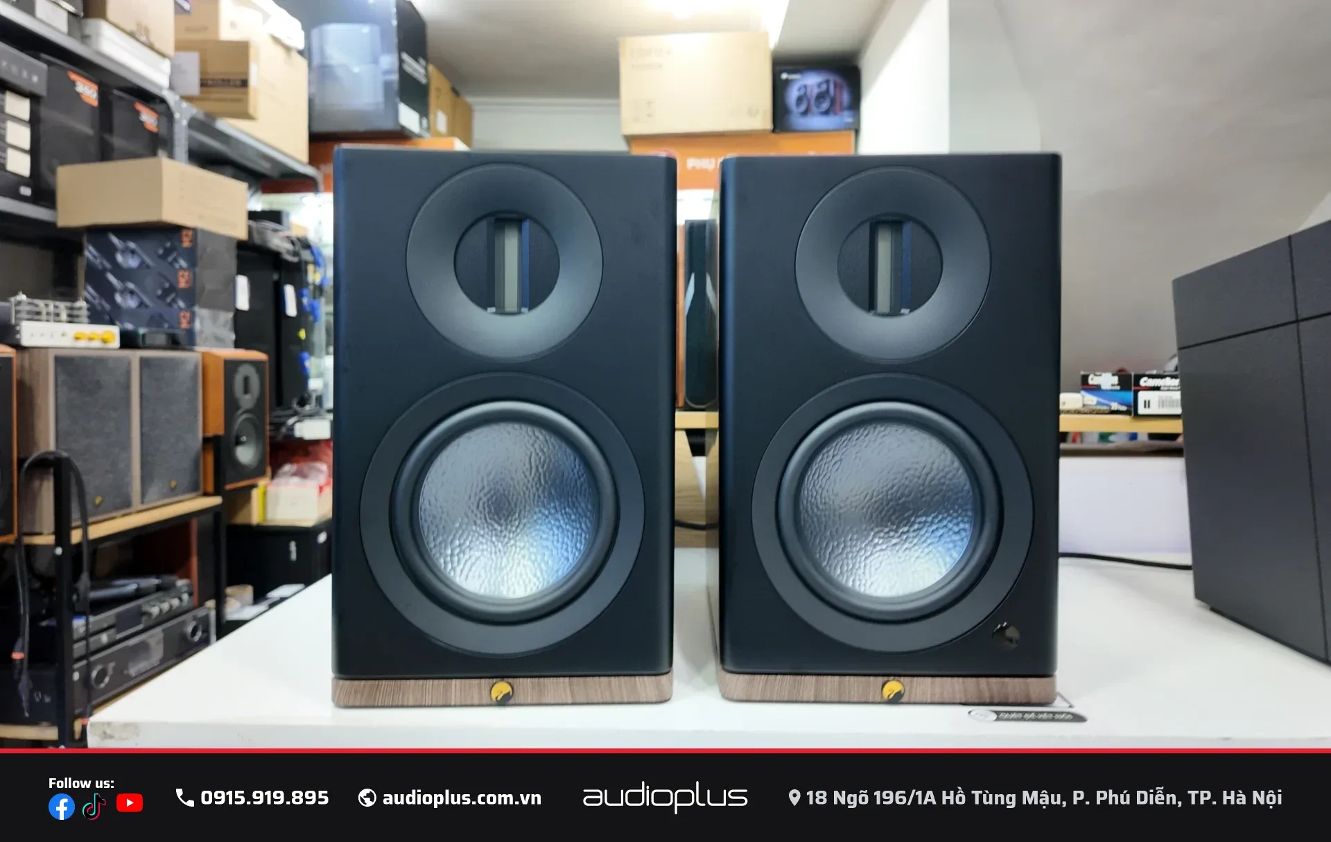 Loa bookshelf SWAN Dazzle Prime củ woofer 6.5 inch, hai màu trắng và đen.