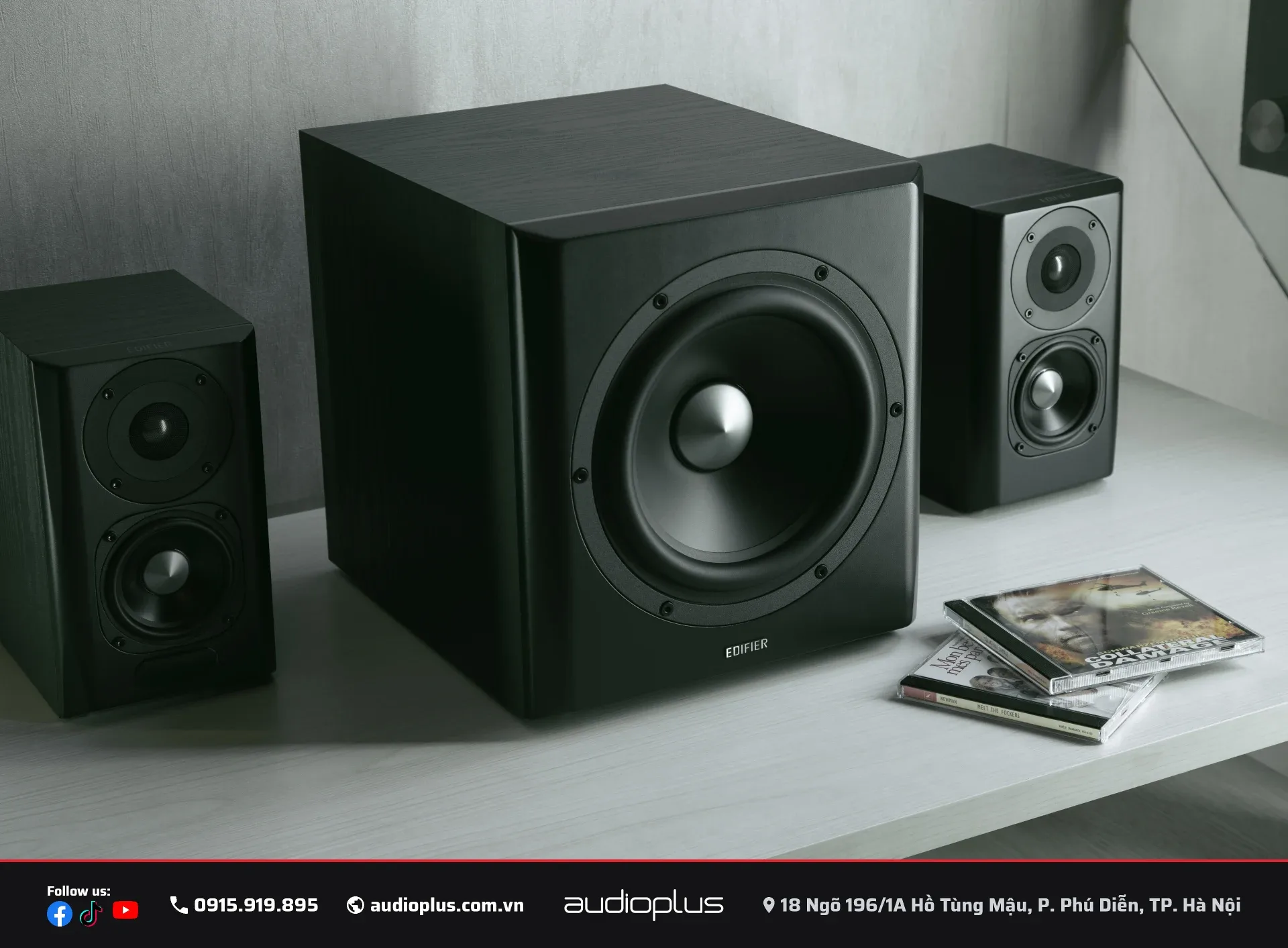 Cận cảnh loa siêu trầm 8 inch của EDIFIER S351DB đặt cạnh loa vệ tinh trên bàn