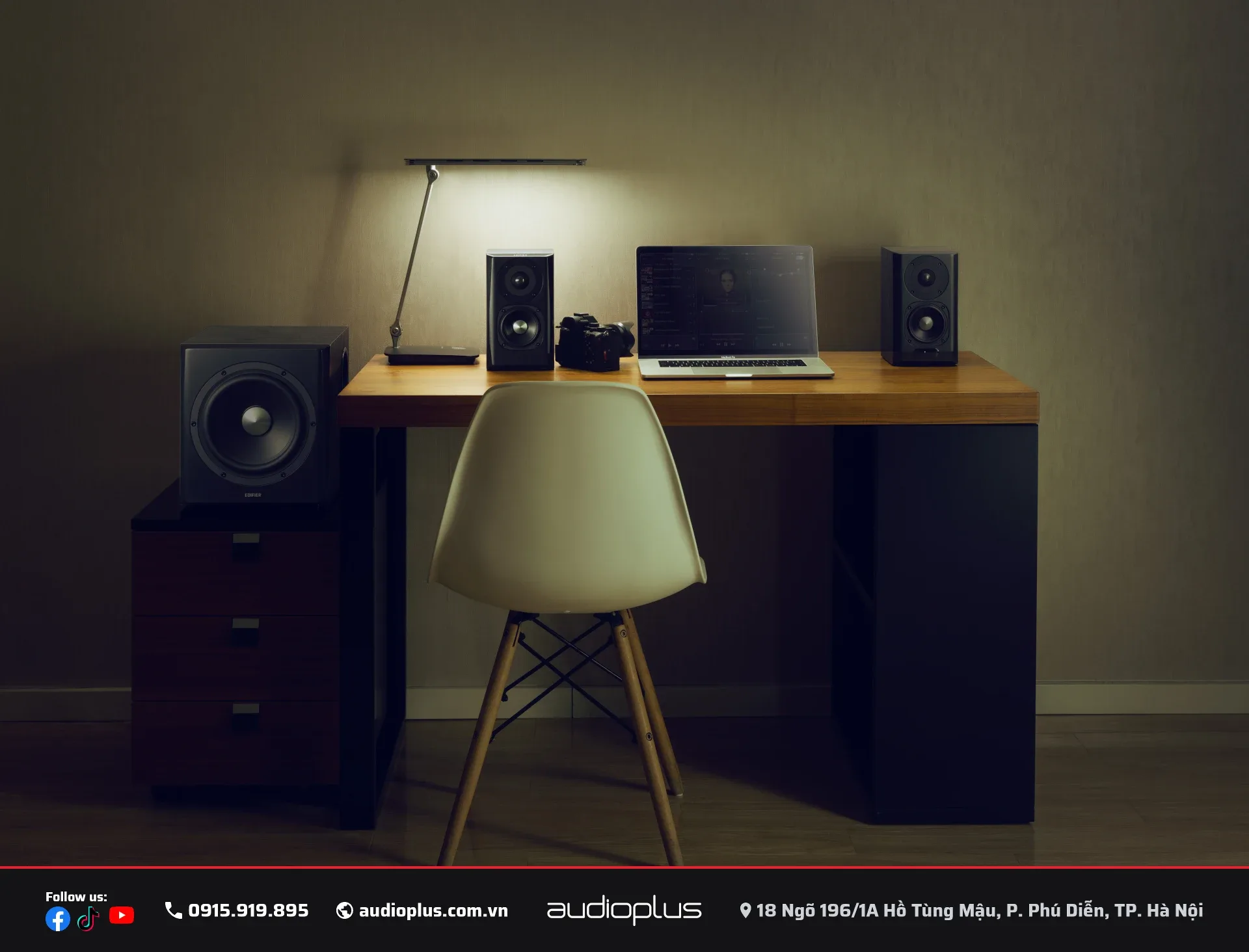 Loa máy tính EDIFIER S351DB đặt trên bàn làm việc gỗ, có subwoofer và 2 loa vệ tinh