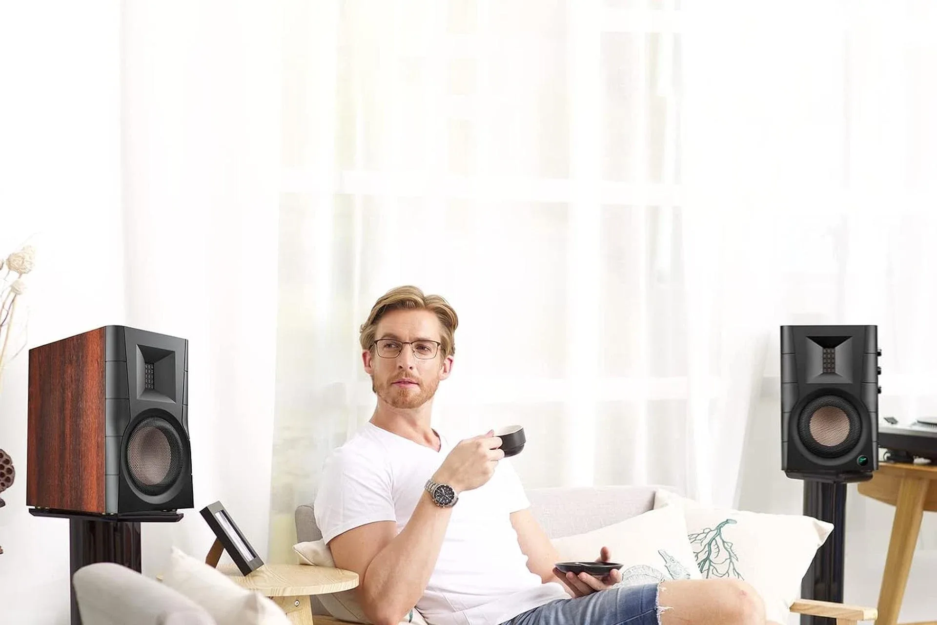 SWAN D200 trên kệ trong phòng khách, kết nối remote