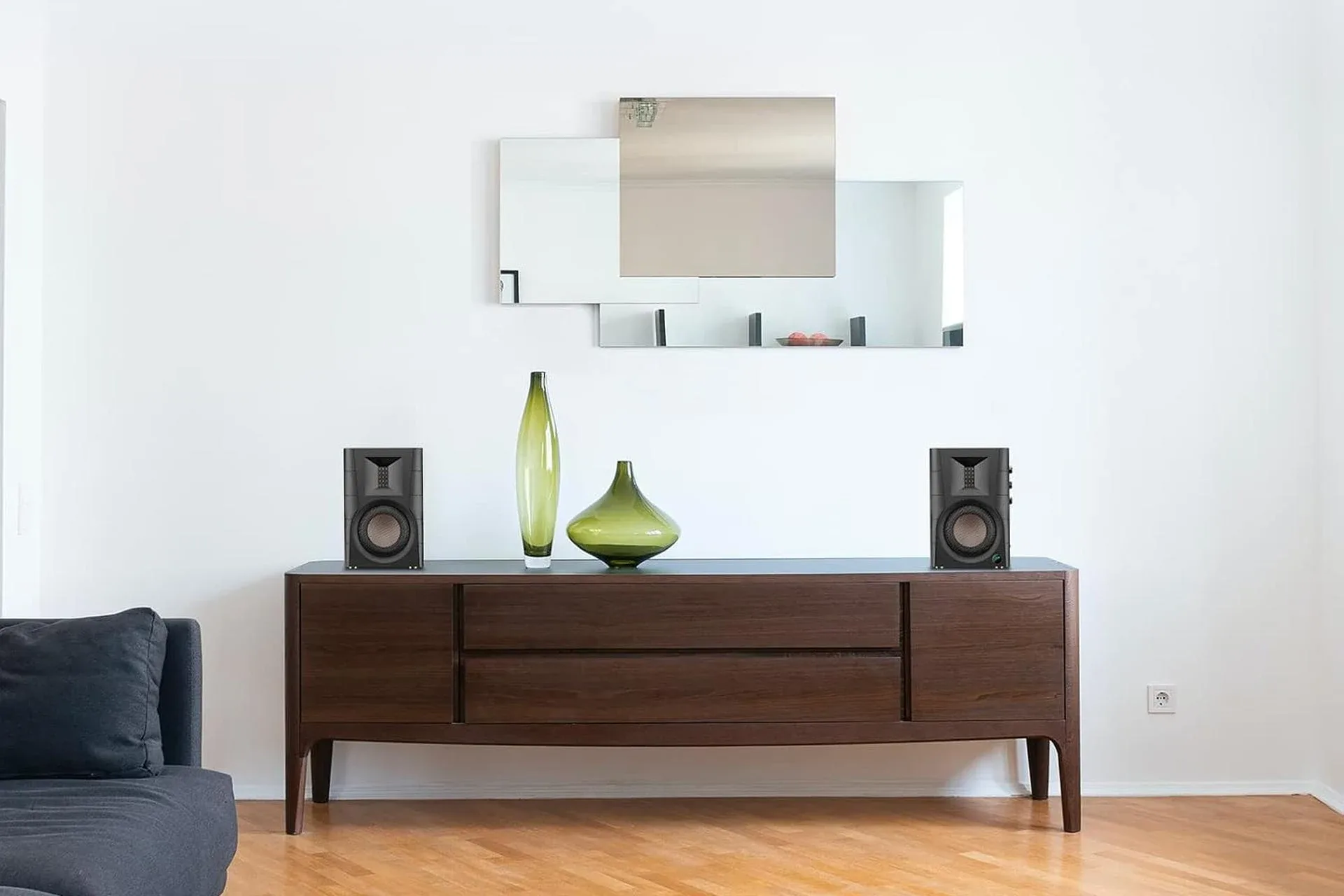 SWAN D200 đặt trên tủ kệ phòng khách hiện đại